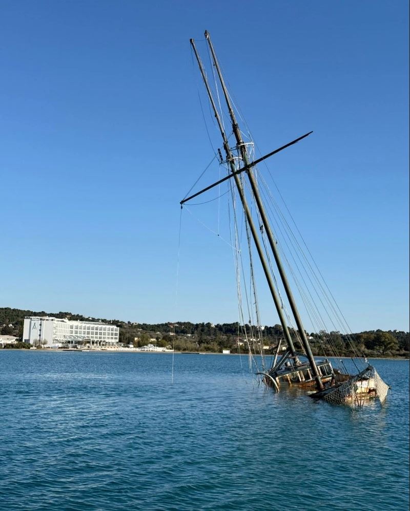 Πόρτο_Χέλι_Ναυάγιο_1.JPG